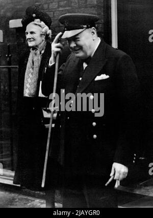 Winston Churchill reist nach den USA: Herr Winston Churchill würdigt die Grüße der Menge, die sich in seinem Haus im Hyde Park Gate, London, versammelt hat, um ihn auf der ersten Etappe ihrer Reise nach Amerika mit Frau Churchill verlassen zu sehen. Herr Winston Churchill verließ in Begleitung von Frau Churchill sein Londoner Haus mit dem Auto auf der ersten Etappe seiner Reise nach Amerika. Sie fahren auf der Queen Elizabeth, die 11.750 kanadische Truppen nach Hause bringt. Herr und Frau Churchill werden im Haus von Colonel Frank Clarke in Miami Beach (Florida) bleiben, wo sie von ihrer Tochter Sara begleitet werden Stockfoto