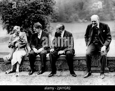 M. Leon Blum besucht Churchill im Kent Home - von links nach rechts - Mrs. Churchill (mit einem Fuchs, der auf dem Anwesen gezüchtet wurde); Mr. Richard Law (Sohn des ehemaligen Premierministers Bonar Law); M. Blum und Mr. Winston Churchill in Westerham, Kent. M. Leon Blum, der französische sozialistische Führer und ehemalige, der London besucht, um sich mit prominenten Leuten über die Wehrpflicht zu beraten, besuchte den Politiker Winston Churchill in seinem Landhaus in Westerham, Kent. 10.Mai 1939. Stockfoto