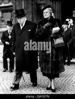 Churchill in düsterer Stimmung - Ein düsterer Herr Winston Churchill verlässt heute (Dienstag) in Begleitung von Frau Churchill die Westminster Abbey, London, nachdem er am Gedenkgottesdienst für General Jan Smuts, einen einzigen Feind und später engen Verbündeten, teilgenommen hat. 26. September 1950. (Foto von Reuterphoto). Stockfoto