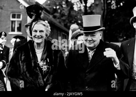 Royal Ascot Week - Herr und Frau Winston Churchill kommen auf dem Kurs für den 3. Tag des Royal Ascot Meetings an. 16.Mai 1951. (Foto von Sport & General Press Agency Limited.) Stockfoto