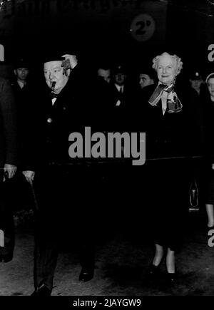 Churchill auf zur Party-Konferenz in Blackpool - Sir Winston Churchill und Lady Churchill auf der Euston Station vor ihrem Abflug zur Konferenz. Sir Winston Churchill verließ den Bahnhof Euston mit dem Zug nach Blackpool, um an der Konferenz der Konservativen Partei teilzunehmen, wo er am Samstag seine Hauptrede bei der Kundgebung halten wird. 08. Oktober 1954. (Foto von Paul Popper, Paul Popper Ltd.). Stockfoto