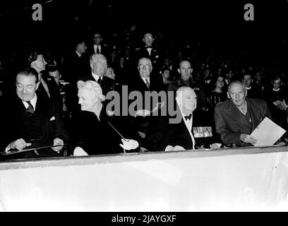 Premier bei den Desert Heroes: Prominente Persönlichkeiten bei der El Alamein Reunion in der Empress Hall, Earls Court, London, heute Abend (Freitag) - von links nach rechts: Earl Alexander von Tunis; Mrs. Churchill; Mr. Winston Churchill und Viscount Montgomery. 24. Oktober 1952. (Foto von Reuterphoto) Stockfoto