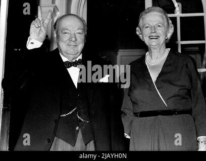 Sir Winston Churchill, der heute am 30. November seinen 81.. Geburtstag feiert, macht das „V“-Zeichen, als er mit seinem Leben vor der Tür ihrer Londoner Residenz am Hyde Park Gate posiert. 30. November 1955. (Foto von Associated Press Photo). Stockfoto