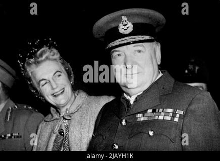 Churchill Begrüßt Premier Bei Seiner Rückkehr Von Seiner Großen Reise Nach Russland Und Ägypten: Frau Churchill fotografierte mit dem Premierminister und schaute sehr froh, wieder am Bahnhof Paddington in London zu sein, als Herr Churchill von seiner großen "Rundreise" nach Ägypten und Russland zurückkam, in deren Verlauf er General Smuts, M. Stalin, traf, Und nicht weniger als 14.000 Meilen per Flugzeug zurückgelegt. 25. August 1942. Stockfoto