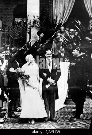 Die Mussolini-Hochzeit: Ein exklusives Bild, das die Braut und den Bräutigam zeigt, begrüßt von Fascieti, und die Kirche S. Guiseppe, Rom, nach ihrer Hochzeit verlässt. 02. Juli 1930. Stockfoto