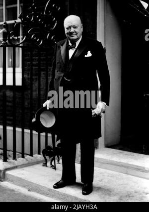 Sir Winston Churchill tritt zurück: Sir Winston Churchill verlässt die Downing Street Nr. 10 für den Buckingham Palace, um seinen Rücktritt an seine Königin zu übersenden. 05. April 1955. (Foto von Daily Herald). Stockfoto