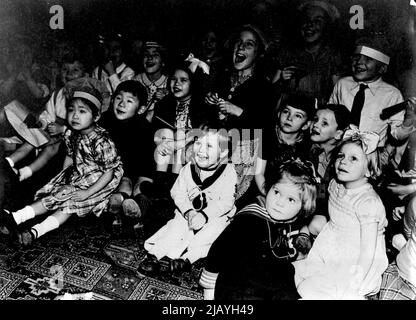 Frau A.V. Alexander unterhält Kinder der Vereinten Nationen: Glücklich wie sein Großvater in der Mitte ist Meister Winston Churchill, Sohn des Premierministers, der mit anderen alliierten Kindern über die Punch and Judy Show lacht. Frau A.V. Alexander, die Frau des ersten Seegords der Admiralität, unterhielt vor kurzem Kinder von sechzehn alliierten Nationen zu einer Teeparty im Admiralty House. Die Zimmer waren schwul und mit Dekorationen aus Ohrensalgen ausgestattet. Comjuring Tricks und der Punch und Judy waren die beliebtesten Veranstaltungen bei den Kindern. Fast 150 Kinder von 16 alliierten Nationen waren anwesend. 01. Dezember 1943. (Foto b Stockfoto