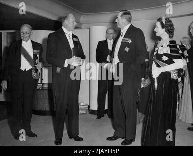 Slim feiert den Australia Day mit Duke und Herzogin - der Duke und die Herzogin von Gloucester mit Sir Clive Baillieu (zweiter von rechts) und Sir Thomas Dunhill (äußerster linker), dem australischen Chirurgen, heute Abend im Savoy. Feldmarschall Sir William Slim ist im Hintergrund zu sehen. Sowohl Sir Clive (ein Australier aus Melbourne) als auch Sir Thomas sind Mitglieder des Australia Club Komitees. Der designierte Generalgouverneur des Feldmarschalls von Australien und Lady Slim waren heute Abend (Montag) bei einem Abendessen im Australia Club zu Gast, an dem der Präsident des Clubs, Duke of Gloucester, und die Herzogin im Sa teilnahmen Stockfoto