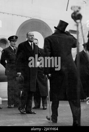 Duke of Gloucester wieder zu Hause - der Duke of Gloucester wird bei der Landung auf dem Flughafen offiziell begrüßt. Sonnenverbrannt und fit landete der Herzog von Gloucester gestern auf dem Londoner Flughafen von der viermotorigen York 'Endeavour', als er nach zwei Jahren als Gouverneur von Australien nach Hause zurückkehrte. Die Herzogin und die Kleinen Prinzen folgen mit dem Boot. Der Herzog wurde unter anderem von der Herzogin von Kent begrüßt. 24. Januar 1947. Stockfoto