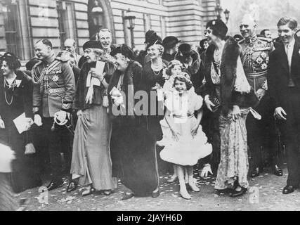 Die Gäste der königlichen Hochzeit versammelten sich auf dem Forscourt des Buckingham Palace, um Abschied vom Herzog und der Herzogin von Gloucester zu nehmen, als sie zur St. Pancras Station en Route fuhren, um ihren Anonymon zu besuchen - eine glückliche Gruppe, die die Brücken und den Bräutigam beobachtete, wie sie den Palast verlassen. L an R. Lady Maud Carnegie, die Marquess of Cambridge, Prinzessin Marie Louise (hinter der sich Lord Carnegie befindet), Prinzessin Helena Victoria, die Gräfin von Athlane, Prinzessin Elizabeth und hinter ihr, Lady Mary Cambridge, Lady Patricia Ramsay, den Earl of Athlone, und Herrn A. Ramsay. 6. November 1935. (Foto von Sports & General Press Agency Stockfoto