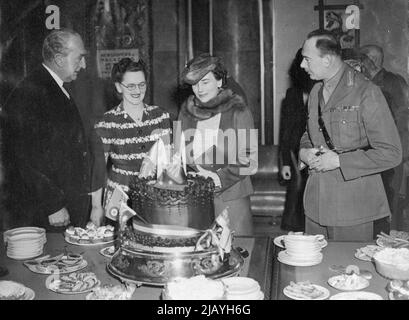 Der designierte Gouverneur von Australien, der Herzog von Gloucester und die Herzogin von Gloucester nahmen an der zweiten Geburtstagsparty des Boomerang Club für australische Soldaten im Australia House, London, Teil. Die Herzogin von Gloucester Schnitt den Geburtstagskuchen, beobachtet vom Hohen Kommissar für Australien, Mr. Bruce (links). 1.Mai 1944. Stockfoto