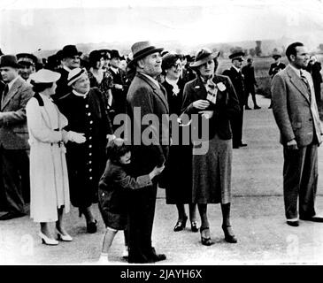 Il Duce wartet auf die Begrüßung seiner Söhne: Il Duce und Mitglieder seiner Familie werden hier gezeigt, als sie auf dem Flughafen warteten, um seine beiden Söhne und seinen Schwiegersohn Graf Ciano nach ihrer Rückkehr aus dem Äthiopienkrieg zu begrüßen. Mussolini wird beim Spielen mit seiner Tochter Anna Maria gesehen. Links hinten von Il Duce befinden sich Gräfin Ciano, seine Tochter und Signora Mussolini. 25.Mai 1936. (Foto von Associated Press Photo). Stockfoto