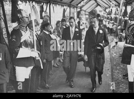 Hochzeit von Lady May Cambridge -- Prinz George mit dem Herzog von Gloucester bei der Zeremonie. 2. Dezember 1931. (Foto von Central News). Stockfoto