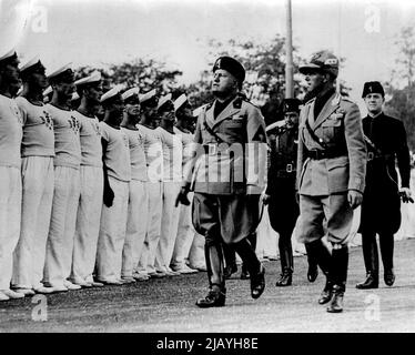 The Duce Bewertungen Junge Faschisten: Mussolini Bewertung Avanguardisti auf Campo Dux. Rechts, in leichter Uniform, ist sein Schwiegersohn, Graf Galeazzo Ciano, der neue Propagandaminister. Dreißigtausend Mitglieder der Avanguardia (deren Alter zwischen 14 und 18 Jahren liegt) werden jährlich im Campo Dux militärisch ausgebildet. Signer Mussolini besuchte kürzlich das Lager und führte Inspektionen der Jugendlichen Facisten durch. 28. Oktober 1934. (Foto von The Associated Press of Great Britain Ltd.). Stockfoto