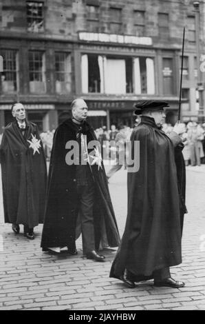 Herzog von Gloucester als Großprior des Ordens von St. John -- der Herzog von Gloucester, in seinen Roben als Großprior des Ordens, zu Fuß in Prozession zum Gottesdienst gehalten Spaziergang in Prozession zum Gottesdienst in der St. Giles Cathedral. Der Herzog von Gloucester vertrat den König auf der Generalversammlung des Ordens des heiligen Johannes von Jerusalem, Gold in der Stadt Chambers, Edinburgh, Schottland. Während der Zeremonie wurden neue Ritter investiert. 28. Juni 1951. (Foto von Sport & General Press Agency Ltd.). Stockfoto