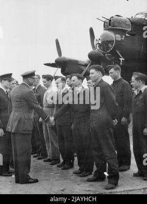 Herzog von Gloucester besucht australisches Bombergeschwader in Großbritannien - der Herzog von Gloucester, designierter Gouverneur des Commonwealth of Australia, hatte besonderes Interesse am Bodenpersonal eines berühmten australischen Lancaster-Geschwaders. Bei einem Besuch ihrer Station in England unterhielt er sich mit den Männern über ihre Heimat, wo er bald seine Ernennung aufnehmen wird. 24. Oktober 1944. (Foto von Photographic News Agencies, Ltd.) Stockfoto