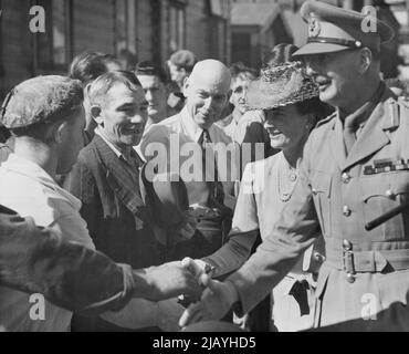 Der Herzog und die Herzogin von Gloucester treffen auf Arbeitnehmervertreter während ihrer Inspektion von Cockatoo Dock ***** Gestern. 03. Oktober 1945. Stockfoto