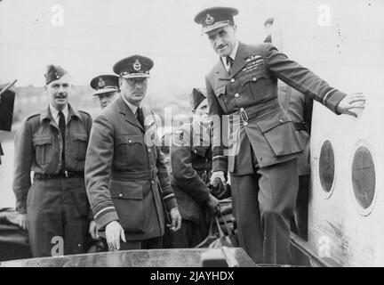Duke of Gloucester besucht die australischen Staffeln des Küstenkommandos - den Duke of Gloucester, designierter Gouverneur von Australien, mit dem Air-Vioo-Marschall Sir Bryan Baker (rechts), der ein Sunderland-Luftfahrzeug von R.A.F. verlässt, das während eines Besuchs der australischen Staffeln des R.A.F.-Küstenkommandos gestartet wird. 5. Februar 1945. Stockfoto