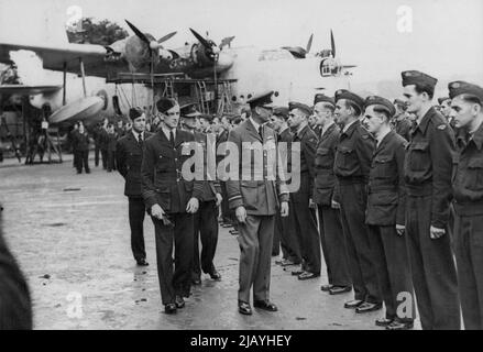 Duke of Gloucester besucht Coastal Command Australier - der Duke of Gloucester, designierter Gouverneur von Australien, inspiziert Männer einer australischen Staffel während eines Besuchs der Einsatzstationen der R.A.A.F., die mit Küstenkommando arbeiten. 5. Februar 1945. Stockfoto