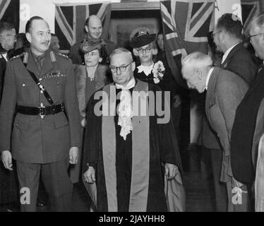 Generalgouverneur, der Herzog von Gloucester, erkennt den Bogen von Herrn W. M. Hughes an, als er die Ratskammern von North Sydney betreten hat, wo der Bürgermeister Alderman Fowle (Mitte) eine Begrüßungsrede halten soll. Mr. Hughes, der 80 Jahre alt ist, flog extra von Canberra, um teilzunehmen, und flog später zurück. 01. Januar 1945. Stockfoto