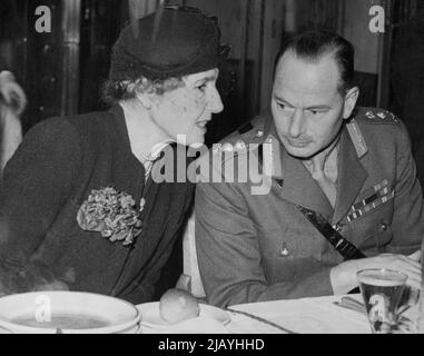 Der Duke of Gloucester, designierter Gouverneur von Australien, hörte Lady Gowrie, die kürzlich bei einem Mittagessen im Australia Club in London die neuesten Nachrichten über Australien erzählte. 23. Dezember 1945. Stockfoto