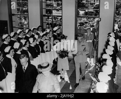 Duke & Duchess in Begleitung von Lord & Lady Duggan ***** Im Prince Henry Krankenhaus. 01. Februar 1945. Stockfoto