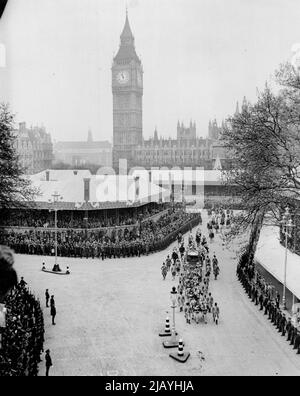 Die Königin kommt in der Abtei an - der König und die Königin kommen im Staatswagen in der Abtei annaxe an. Krönung von König George V. und Königin Mary fotografiert von J. Benjamin Stone, 1911. Königin Mary ist barköpfig und ungekrönt. 12.Mai 1937. (Foto von Keystone). Stockfoto