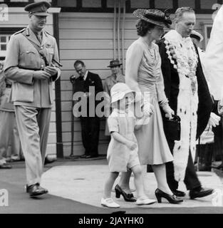 Die Herzogin von Gloucester mit Prinz William und dem Herzog von Gloucester, begleitet von dem Oberbürgermeister von Sydney, Alderman Neville Harding, zu ihrem Auto, nachdem sie die Adresse der Begrüßung empfangen hat ***** . 30. Januar 1945. Stockfoto