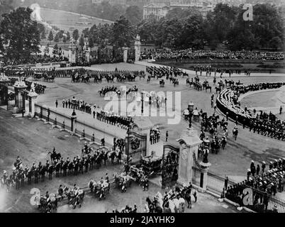 Die Krönung im Jahr 1911 -- Diese Ansicht aus einem der Fenster am Buckingham Palace zeigt die Rückkehr des Royal Coach aus der Westminster Abbey am 12.. Mai 1911, als König George V gekrönt wurde. 30. Juni 1953. (Foto von Bassano, Camera Press). Stockfoto