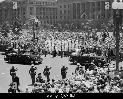 König und Königin in den Vereinigten Staaten -- Gesamtansicht des königlichen Verarbeiters von der Union Station, Washington, bis zum Weißen Haus die Königin wird im Auto mit Frau Roosevelt gesehen. Der König und die Königin wurden bei ihrer Ankunft in Washington, der Hauptstadt der Vereinigten Staaten, zu ihrem viertägigen Besuch sehr willkommen geheißen. 14. Juni 1939. (Foto von Topical Press). Stockfoto