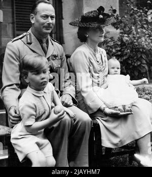 Eine glückliche Familiengruppe des Herzogs und der Herzogin von Gloucester und ihrer Tow-Söhne, Prinz William (links) und Prinz Richard, wurde gestern im Admiralty House aufgenommen. Eine Serie von Bildern, die die Schwierigkeiten zeigen, Prinz William zu überzeugen, für seine Fotografie zu posieren. 30. Januar 1945. Stockfoto