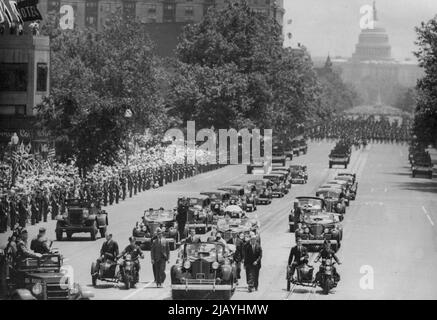 Große Menschenmengen säumten die Straßen, als der König und Präsident Roosevelt und die Königin und Frau Roosevelt durch die Straßen fuhren. Panzer und gepanzerte Autos führten die Prozession an. Die Geheimbänner gingen neben die Autos. 01. Juni 1939. (Foto von The Associated Press of Great Britain Ltd.). Stockfoto