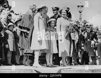 König und Königin verlassen Portsmouth nach Kanada -- der König und die Königin mit Prinzessin Elizabeth und Prinzessin Margaret auf den Stufen der Guildhall, als der König die Schlüssel von Portsmouth erhielt. Als Prinzessin Margaret weinte und andere Mitglieder der königlichen Familie vom Kai Abschied winkten, verließen der König und die Königin Portsmouth auf dem Linienschiff „Empress of Australia“ für ihren Staatsbesuch in Kanada und Amerika. Der Liner wurde von Kriegsschiffen begleitet. Zuvor in der Guildhall - Wiederbelebung eines alten Brauch zuletzt beobachtet in 1842. 06.Mai 1939. Stockfoto