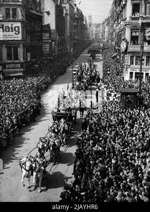 Royal Silver Wedding -- König George VI und Königin Elizabeth, die im 1902 State Landau reiten, gezogen von sechs Windsor-Grauen mit zwei Ausreitern, kommen von der Fleet Street aus am Ludgate Circus an, um am 26. April ihren Silver Wedding Dankesdienst in St. Paul's London zu besuchen. Prinzessin Elizabeth und der Herzog von Edinburgh folgen ihnen in einem von vier Buchten gezeichneten Halbstaat Landau. Beide Trainer werden von Household Cavalry begleitet. Prinzessin Margaret sitzt König und Königin gegenüber im Wagen. 11.Mai 1948. (Foto von Associated Press Photo). Stockfoto