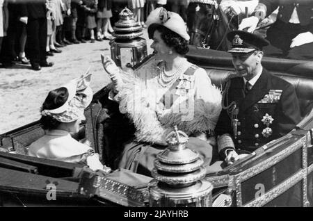 Die königliche Silberhochzeit -- der König und die Königin lächeln glücklich, als sie mit ihrer jüngeren Tochter, Prinzessin Margaret, in den Staat Landau vom Gottesdienst von Thanksgiving in St. Paul's zurückkehren. Dieses Bild wurde aufgenommen, als die Prozession am Victoria Embankment vorbeizog. Jubelnde Menschenmassen säumten heute (Montag) die mit Flaggen verkleideten Straßen Londons anlässlich des State Drive of ***** Der König und die Königin vom Buckingham Palace bis zur St. Paul's Cathedral für einen besonderen Silberhochzeit-Thanksgiving-Service. 26. April 1948. Stockfoto