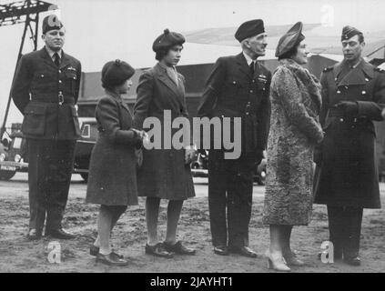 (Rechts). An einem R.A.F. Coastal Command Station, als der König Flugzeuge und Quartiere inspizierte und Auszeichnungen und Auszeichnungen überreichte. Er wurde von der Königin, Prinzessin Elizabeth und Prinzessin Margaret Rose begleitet. 07. April 1941. Stockfoto