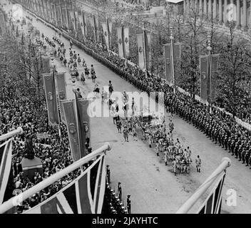 Krönungsfahrt des Königs und der Königin zur Abtei - Aufnahme von der Spitze des Admiralty Arch, auf der der König und die Königin im Staatsbus die Mall entlang fahren, auf dem Weg zur Abtei. 12.Mai 1937. (Foto von Keystone) Stockfoto