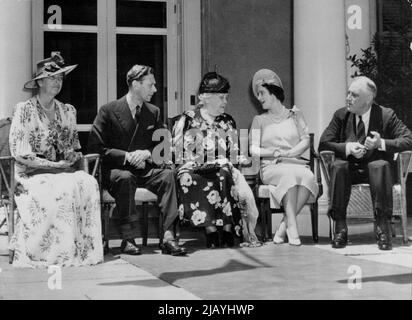 Königlicher Gesprächsstoff -- von links nach rechts: Frau Franklin D. Roosevelt, Frau des Präsidenten; der König, die Mutter des Präsidenten, Frau Sarah Delano Roosevelt; die Königin und der Präsident. Vier Mitglieder der ersten Familien Großbritanniens und der Vereinigten Staaten wurden bei einem antimatierten Gespräch von der Kamera erfasst, als König George und Königin Elizabeth mit den Roosevelts auf der Vorhalle des Hauses der Familie Roosevelt im Hyde Park, New York, im Juni 11 saßen. 6. November 1939. (Foto von Associated Press Photo). Stockfoto