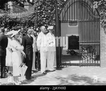 Königliche Hoheit am Grab von Washington -- am Grab von George Washington ***** , Sind (von links nach rechts), Queen Elizabeth und ***** Von England; Präsident Franklin D. Roosevelt ***** General Edwin Watson, Sekretär des Präsidenten. ***** Im gepunkteten Kleid ist die Frau des Präsidenten. 6. September 1939. (Foto von ACME). Stockfoto