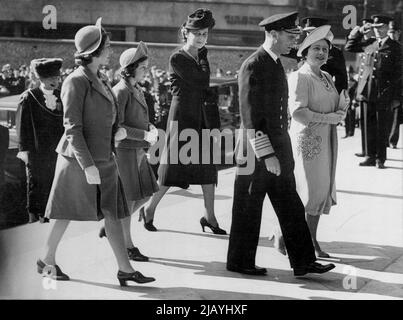 Die königliche Familie besucht den Thanksgiving-Gottesdienst in der St. Pauls Cathedral - der König und die Königin mit Prinzessin Elizabeth, Prinzessin Margaret Rose und der Herzogin von Kent, die zum Gottesdienst kommen. Der König und die Königin nahmen in Begleitung der Prinzessinnen an einem Thanksgiving-Gottesdienst zum nordafrikanischen Sieg in der St. Pauls Cathedral, London, Teil. 19.Mai 1943. Stockfoto