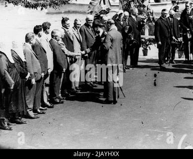 Königlicher Besuch Herr lang (Premierminister von NSW) auf der linken Seite des Herzogs stellt seine Minister seiner königlichen Hoheit vor, die mit Herrn A.C.Willis MLC die Hände schüttelt. 16. Juli 1952. Stockfoto