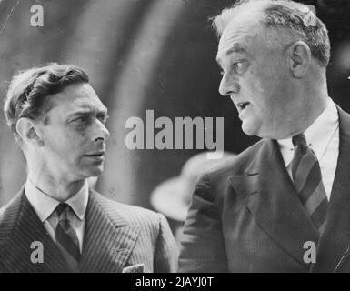 Und der Präsident sagte zum König -- symbolisch für ein neues Abkommen zwischen den beiden großen englischsprachigen Nationen der Welt -- Ein Abkommen, das einen regierenden britischen Monarchen und seine Königin zum ersten Mal in die Vereinigten Staaten brachte - ist dieses bemerkenswerte Bild eines ernsthaften -, dem König George gegenüberstand, als er den Worten von Präsident Roosevelt zuhörte. Sie hielten auf den Stufen der St. James Episcopal Church im Hyde Park, New York, inne, nachdem sie am 11. Juni gemeinsam verehrt hatten. 02. Juli 1936. (Foto von George Skadding, Associated Press Photo). Stockfoto