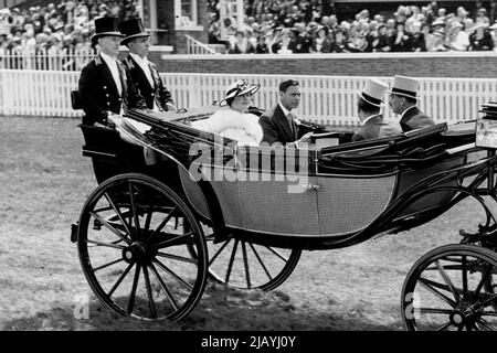 Krönungsjahr-Renntreffen in Ascot König und Königin nehmen Teil -- der König und die Königin, begleitet vom Herzog von Gloucester und dem Herzog von Kent, fahren heute bei der Ankunft in Ascot den Kurs hinunter. 15. Juni 1937. (Foto von Topical Press). Stockfoto