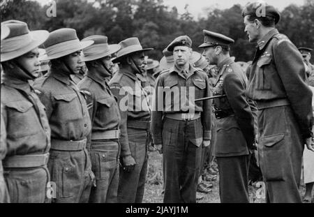 Der König spricht zu den Männern des Gurkha-Regiments, die Gurkhas waren für ihre Brave auffällig. H.M. wird von Brigadier H.H. begleitet Rich, der die Parade anführt. Der König und die Königin besuchten heute ein Lager für ehemalige indische Kriegsgefangene in Thetford, Norfolk, und verabschiedeten sich am Vorabend ihrer Wiederentrichtung von diesen treuen indischen Soldaten, Veteranen der nordafrikanischen Kampagne. 16. Juni 1945. (Foto von Pix Photos Ltd.). Stockfoto