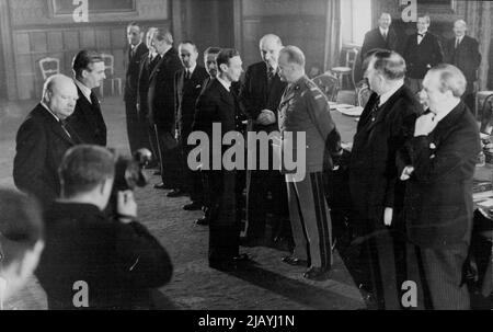 König auf der alliierten und kaiserlichen Konferenz: Der König im Gespräch mit General Sikorski, dem polnischen Premierminister auf der Konferenz der alliierten und kaiserlichen Staatsmänner im St. James's Palace, Anthony Eden, Außenminister, und Churchill sind auf der linken Seite. 13. Juni 1941. (Foto von Planet News Ltd.). Stockfoto