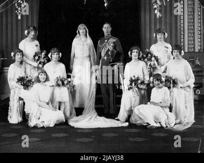 Der bevorstehende Besuch von Herzog und Herzogin von York in Australien: Porträt, aufgenommen bei der Hochzeit ihrer Königlichen Hoheiten, des Herzogs und der Herzogin von York, zeigt. Lady Mary Cambridge (jetzt Herzogin von Beaufort) S.R.H. die Herzogin von York, S.R.H. der Herzog von York, Lady May Cambridge. Der Hon. Diamond Hardinge (jetzt Hon. Mrs. Robert Abercromby) Lady Mary Elizabeth Cator. Die Hon. Elizabeth Elphinstone und die Hon. Cecilia Bowes-Lyon. 02. März 1953. Stockfoto