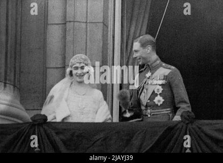 Der König und die Königin - als der Herzog und die Herzogin von York - auf dem Balkon des Buckingham Palace, London, nach ihrer Hochzeit am 26. April 1923. Die königliche Braut war früher die Lady Elizabeth Bowes-Lyon. 15. November 1951. (Foto von Reuterphoto). Stockfoto