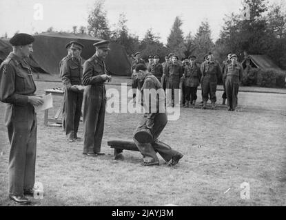 Investitur - seine Majestät der König Knight Major General F.W. De Guingand, Stabschef des Feldmarschalls Montgomery mit dem K.C.B. 14. Januar 1945. (Foto von PNA). Stockfoto