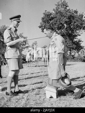 H.M. der König mit der 8. Armee - Italien. Während seines Besuchs bei den Alliierten Armeen in Italien hat S.M. der König eine Vielzahl von Einheiten in vielen Bereichen besucht und Offiziere und Männer dekoriert. General Sir Oliver Leese erhielt von seiner Majestät die Auszeichnung „Ritterschaft“. 01. September 1944. (Foto von British Official Photograph). Stockfoto