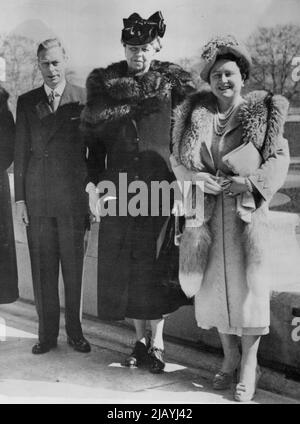 Mrs. Roosevelt ist Gast von King and Queen im Schloss Windsor -- Mrs. Eleanor Roosevelt (Mitte) fotografiert mit King George VI und Queen Elizabeth von England auf der Terrasse im Schloss Windsor. Eleanor Roosevelt, die ihrem verstorbenen Ehemann, dem ehemaligen amerikanischen Präsidenten Franklin D. Roosevelt, am 12.. April auf dem Grosvenor Square eine Gedenkstatue enthüllen soll, war Gast des Königs und der Königin im Schloss Windsor. 04. April 1948. Stockfoto